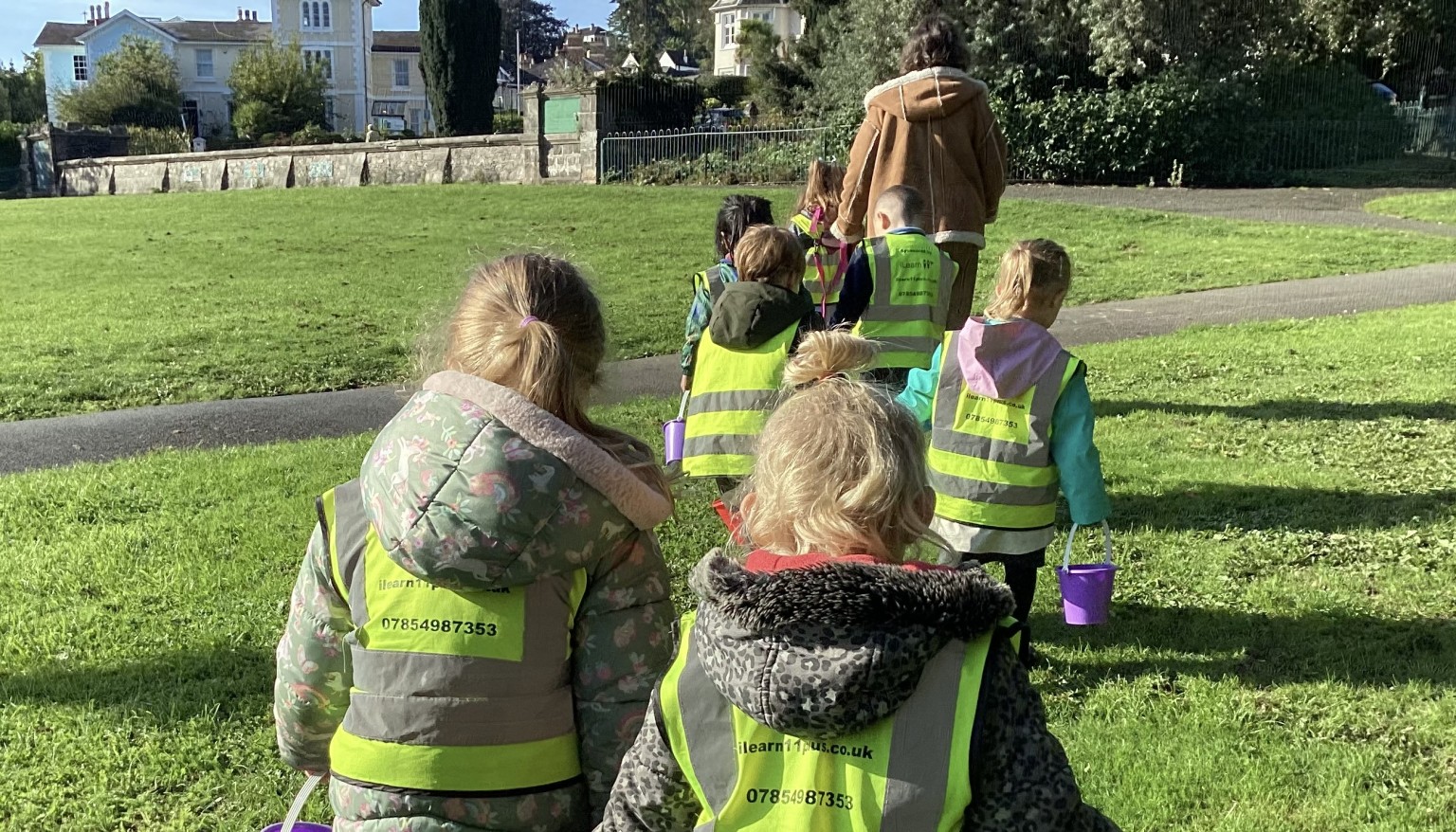On our Wellie walk we discussed what we could see, hear, smell and feel whilst on our walk. We also explored what autumnal signs we are starting to see and collected them for our art table. 