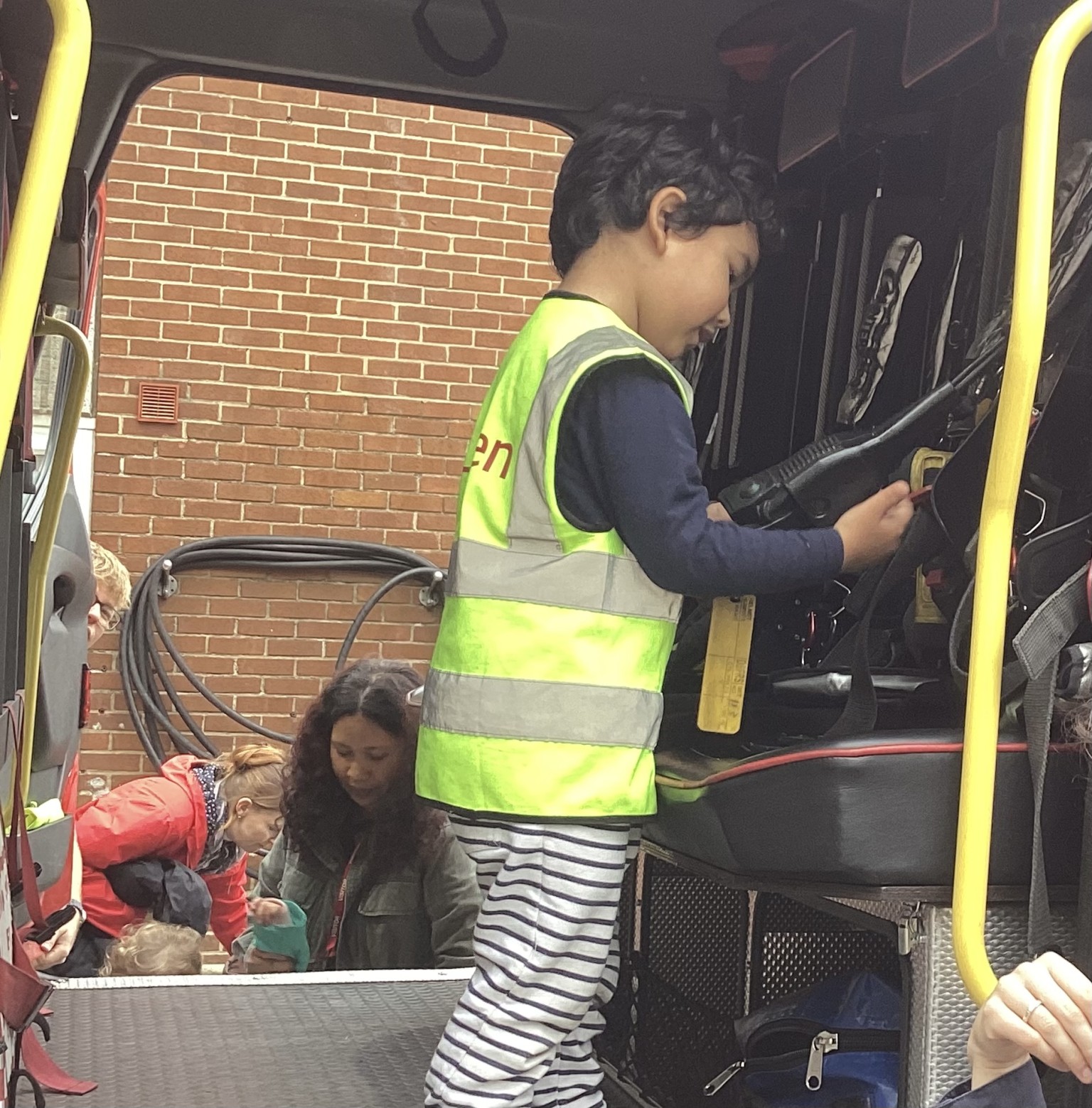 Arthur had a good look at the breathing apperatus firemen use when entering a fire. 