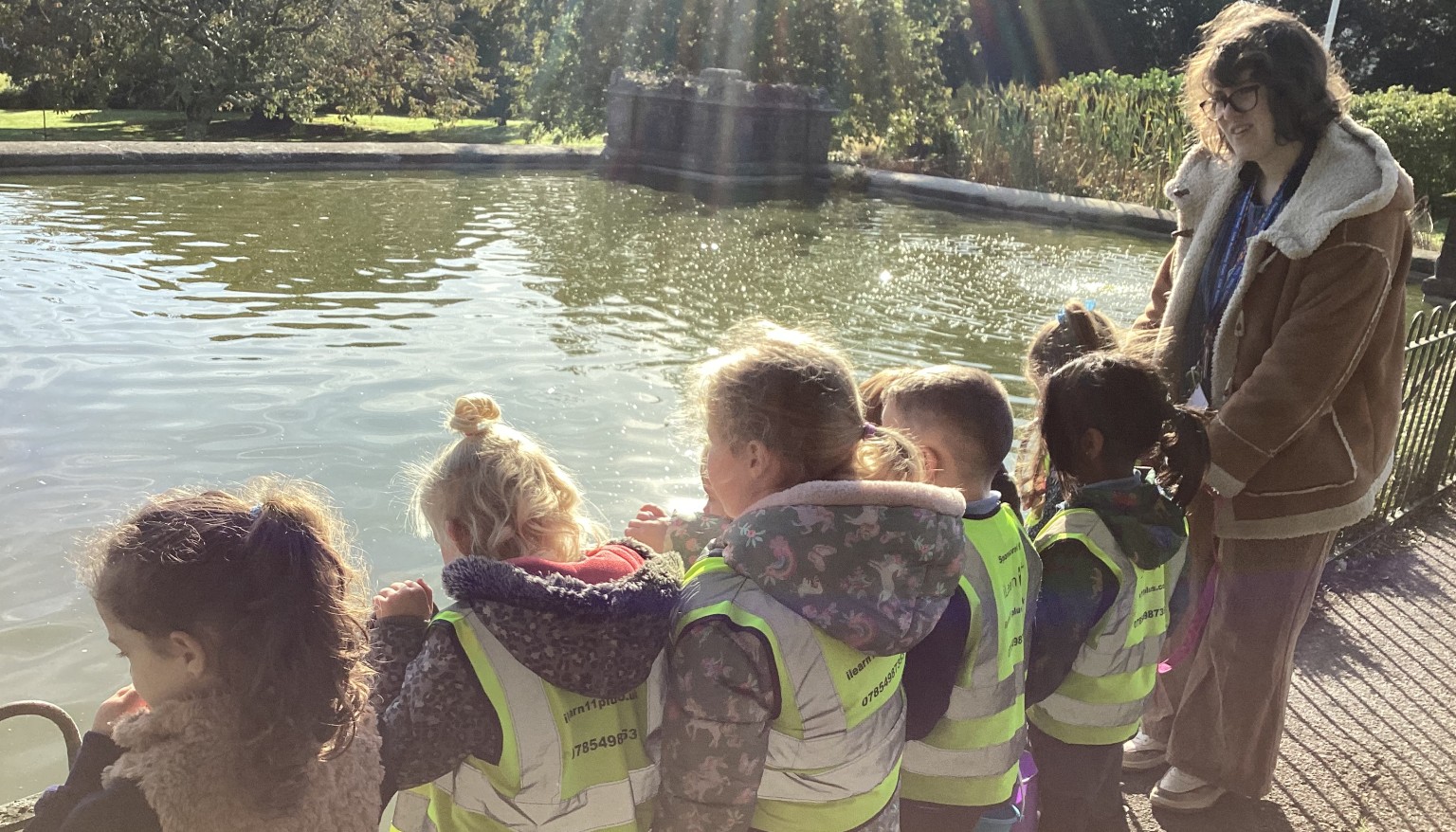 On our Wellie walk we discussed what we could see, hear, smell and feel whilst on our walk. We also explored what autumnal signs we are starting to see and collected them for our art table. 