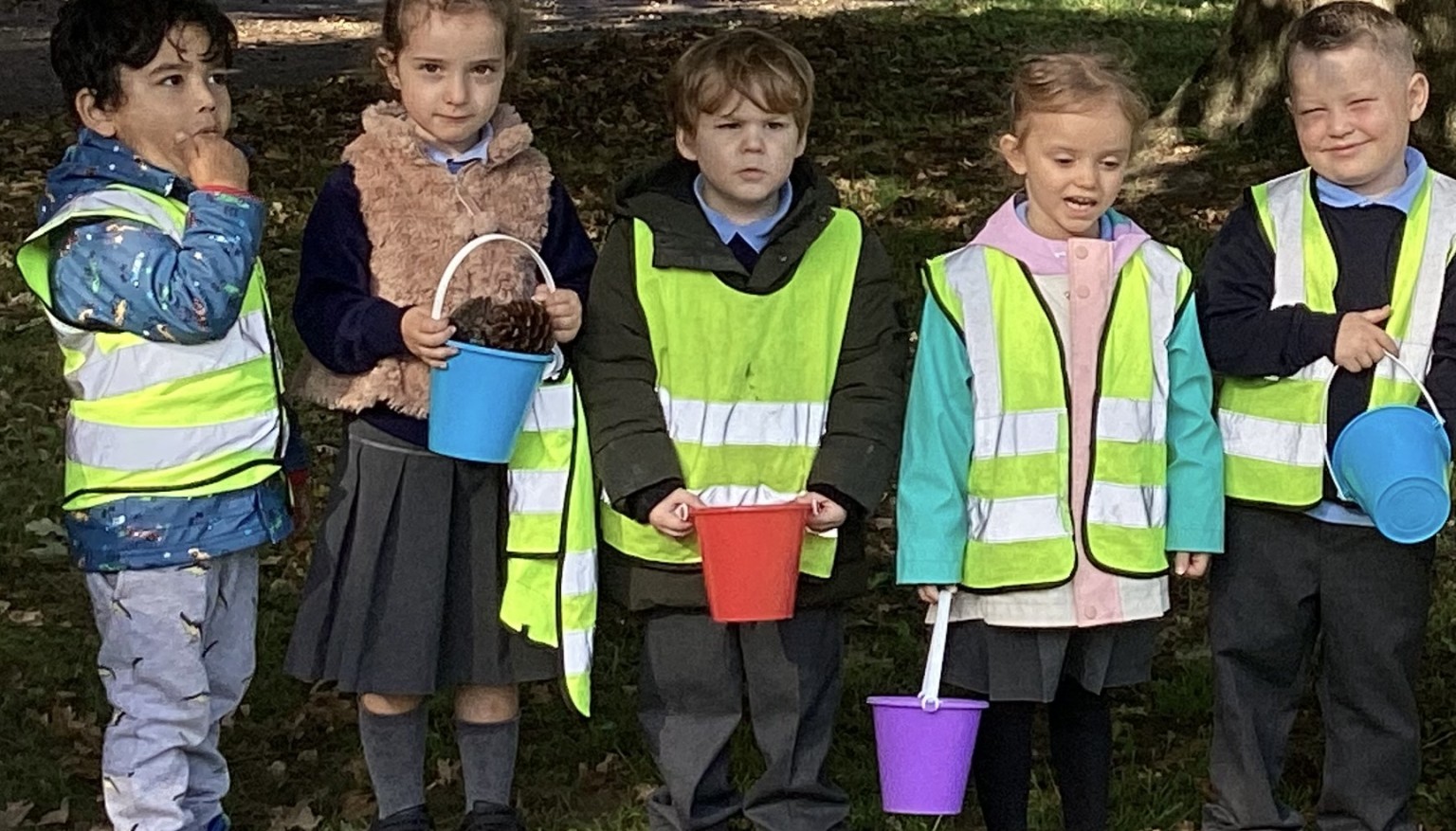On our Wellie walk we discussed what we could see, hear, smell and feel whilst on our walk. We also explored what autumnal signs we are starting to see and collected them for our art table. 