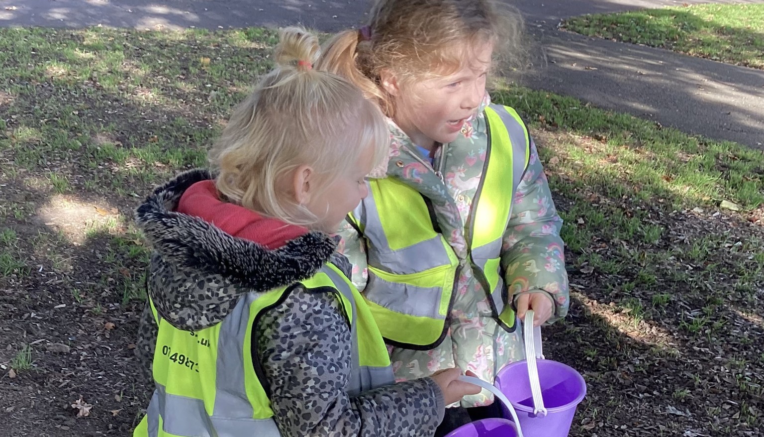 On our Wellie walk we discussed what we could see, hear, smell and feel whilst on our walk. We also explored what autumnal signs we are starting to see and collected them for our art table. 