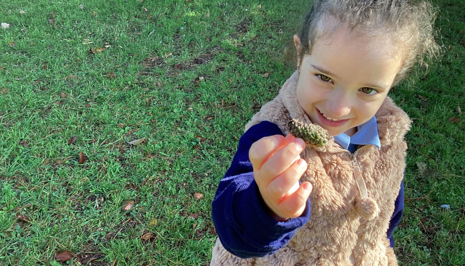 On our Wellie walk we discussed what we could see, hear, smell and feel whilst on our walk. We also explored what autumnal signs we are starting to see and collected them for our art table.