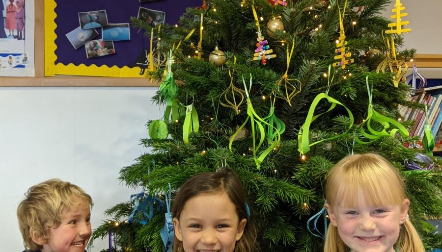 Children in front of christams tree 