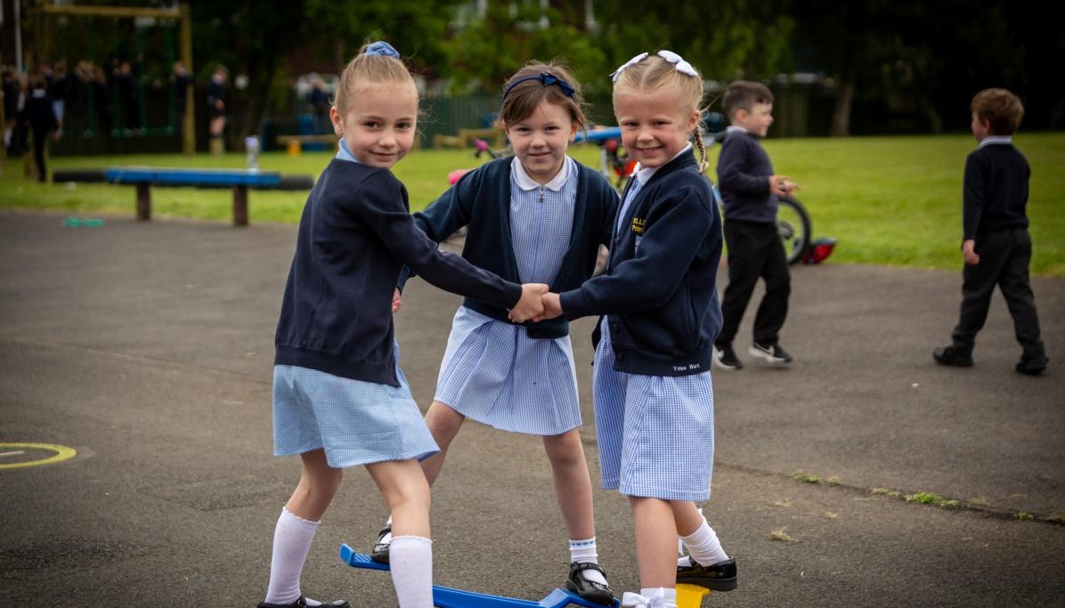 Groupp of children balancing 