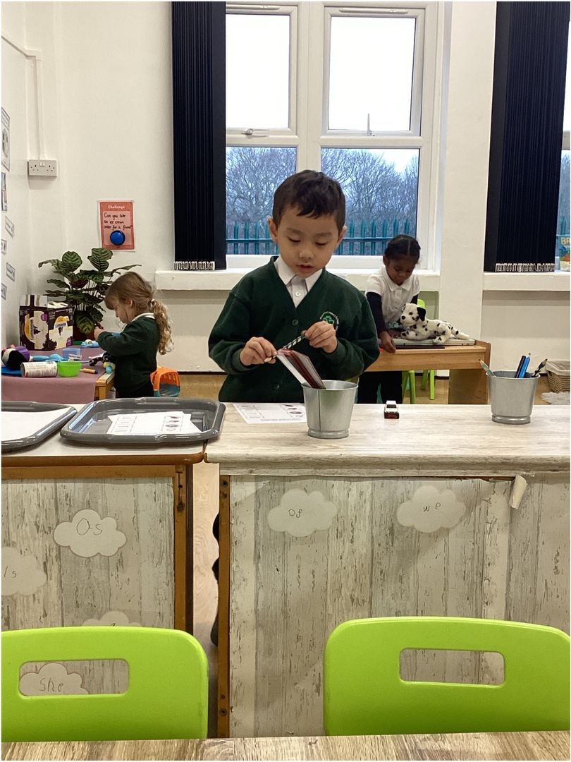 Working independently on phonics tasks