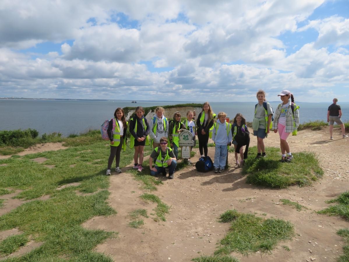 Pupils at the coast. Blue sky with white clouds.