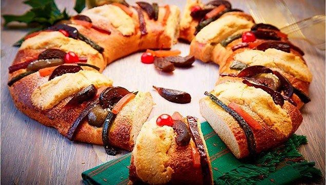 El Día de Los Reyes -  “Rosca de Reyes”, the Wreath of the Kings. A large, oval-shaped cake filled with sweetened dried fruit.