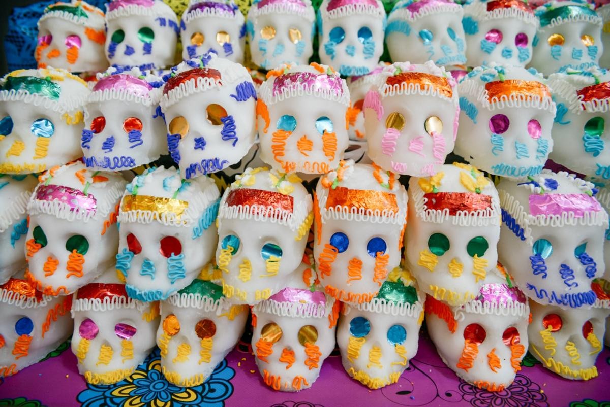 Las calaveras de azúcar (sugar skulls)  (El Día de Los Muertos)