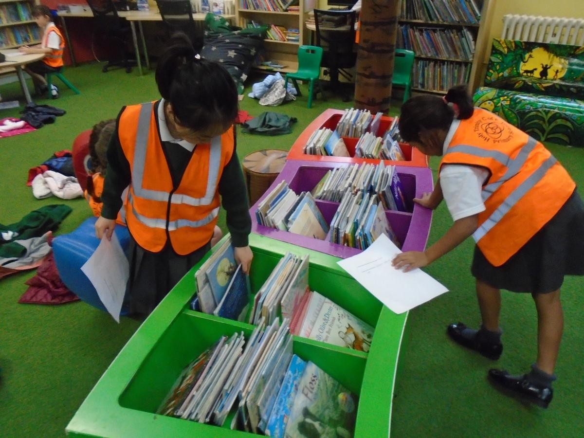 Year 3 visit Wimbledon Library
