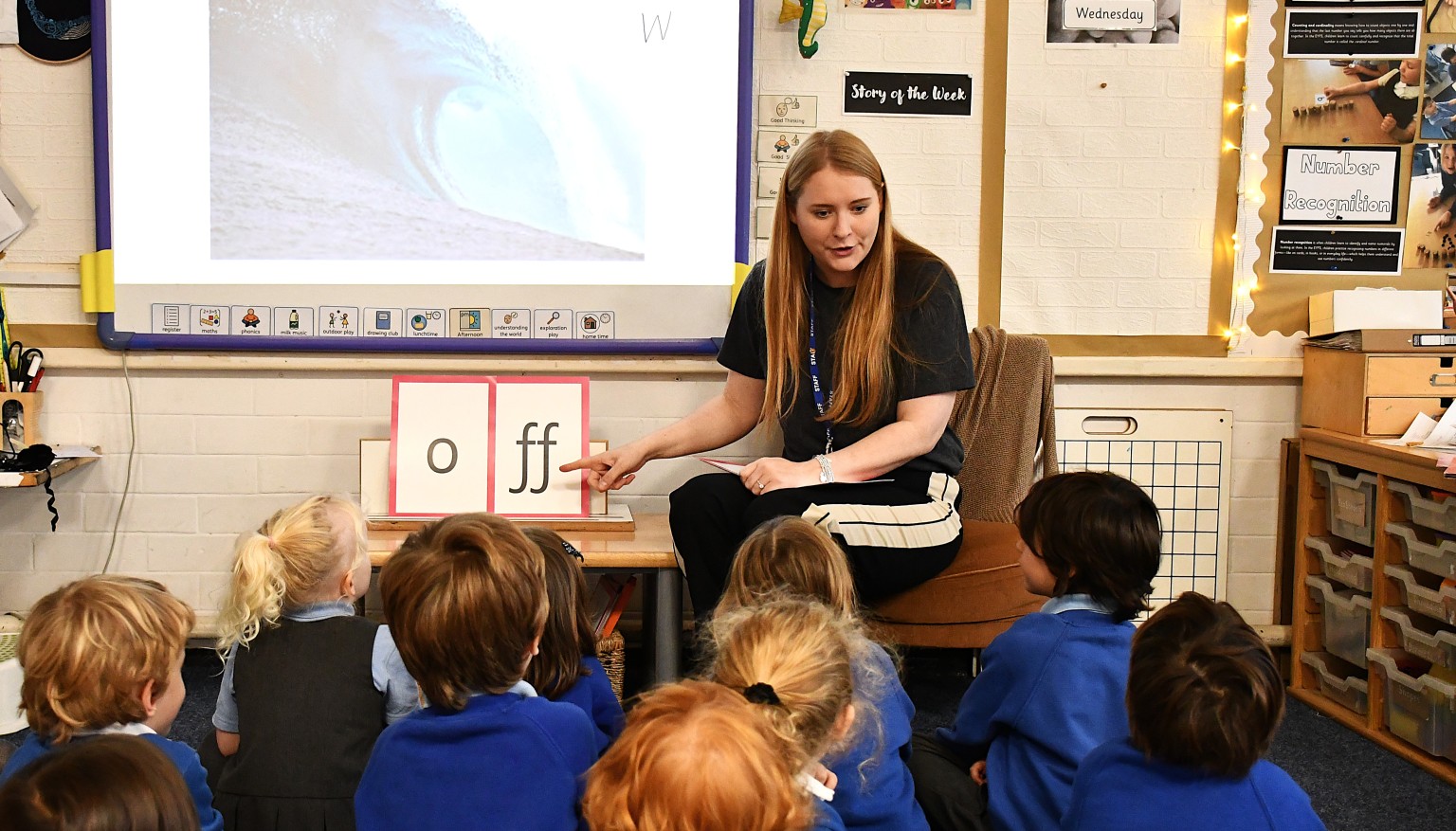 teacher teaching phonics