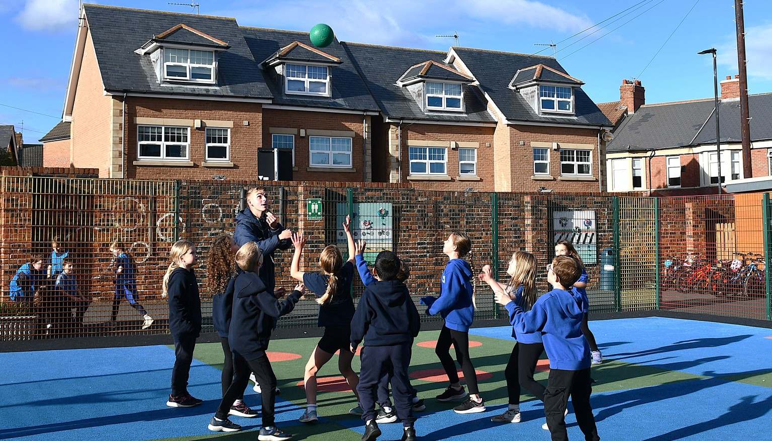 chhildren playing netball