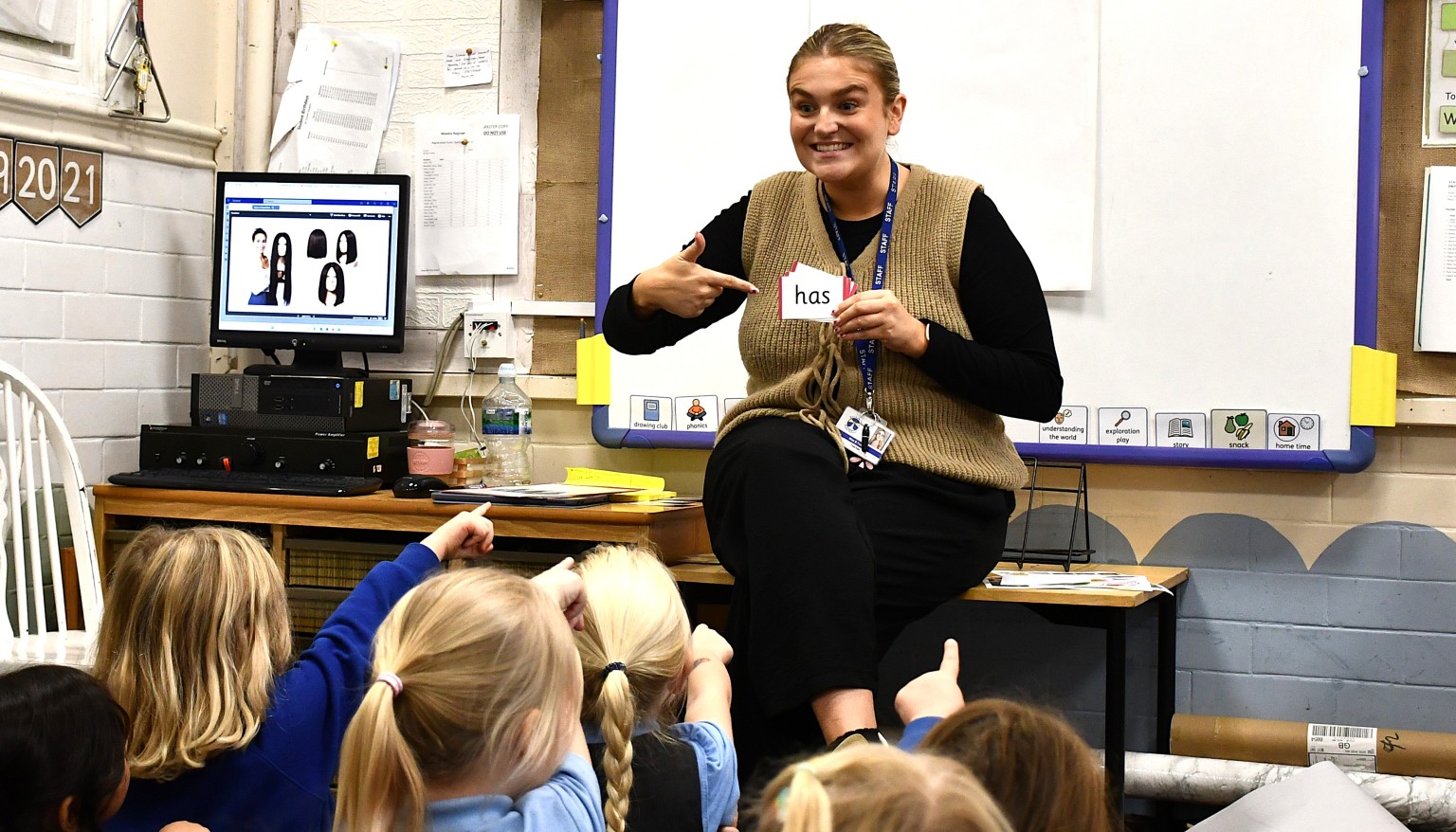 teacher teaching phonics