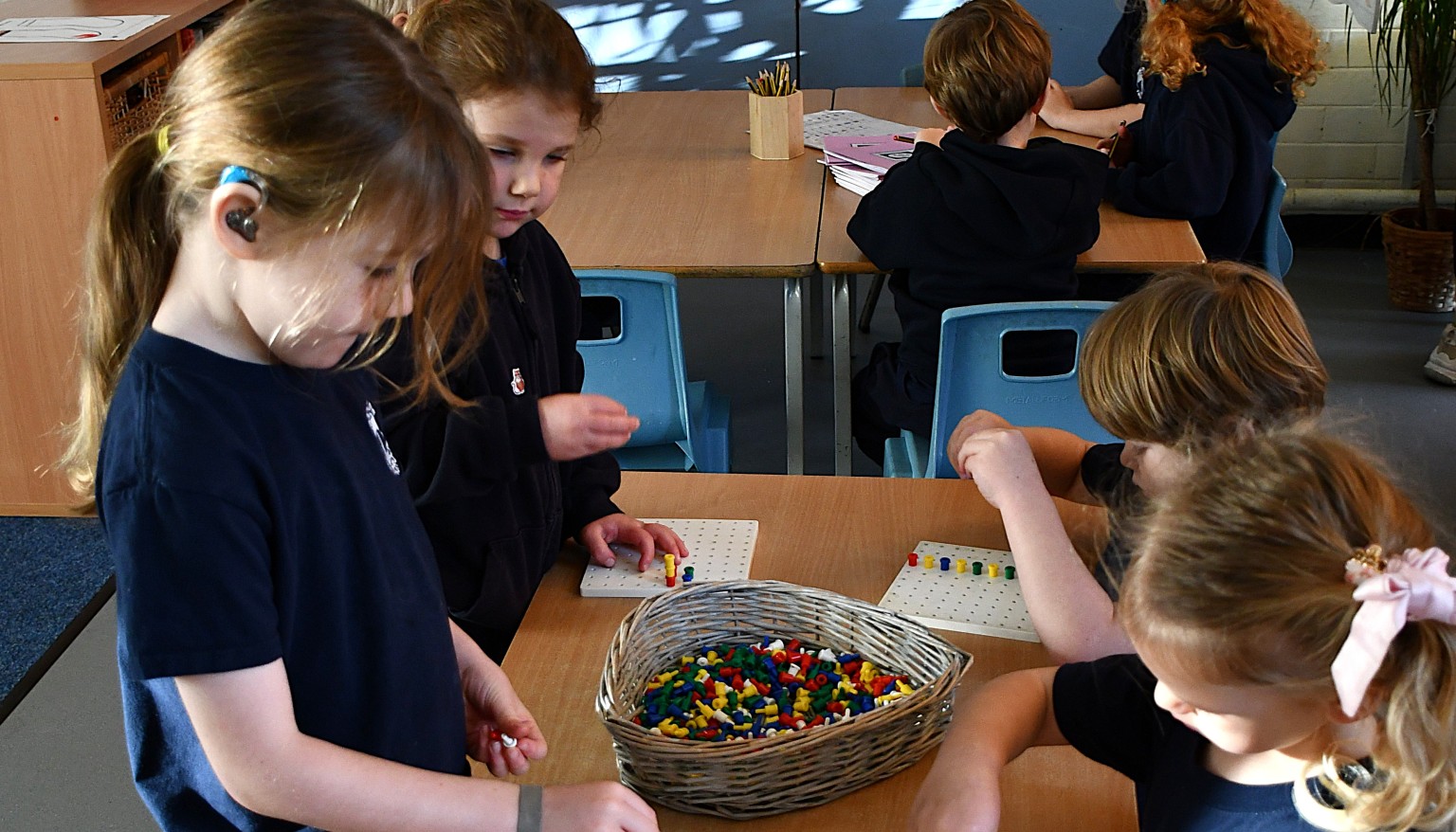 chilrden sorting beads