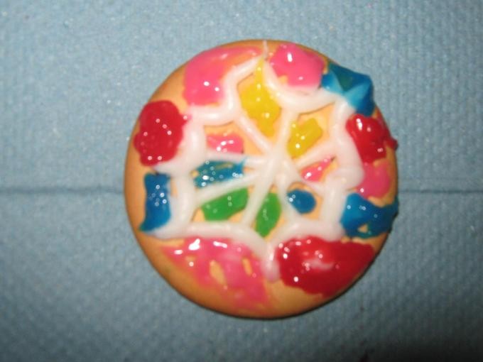 Decorated biscuit