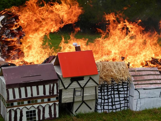Card and paper models of houses on fire - demonstrating how the Great Fire of London spread