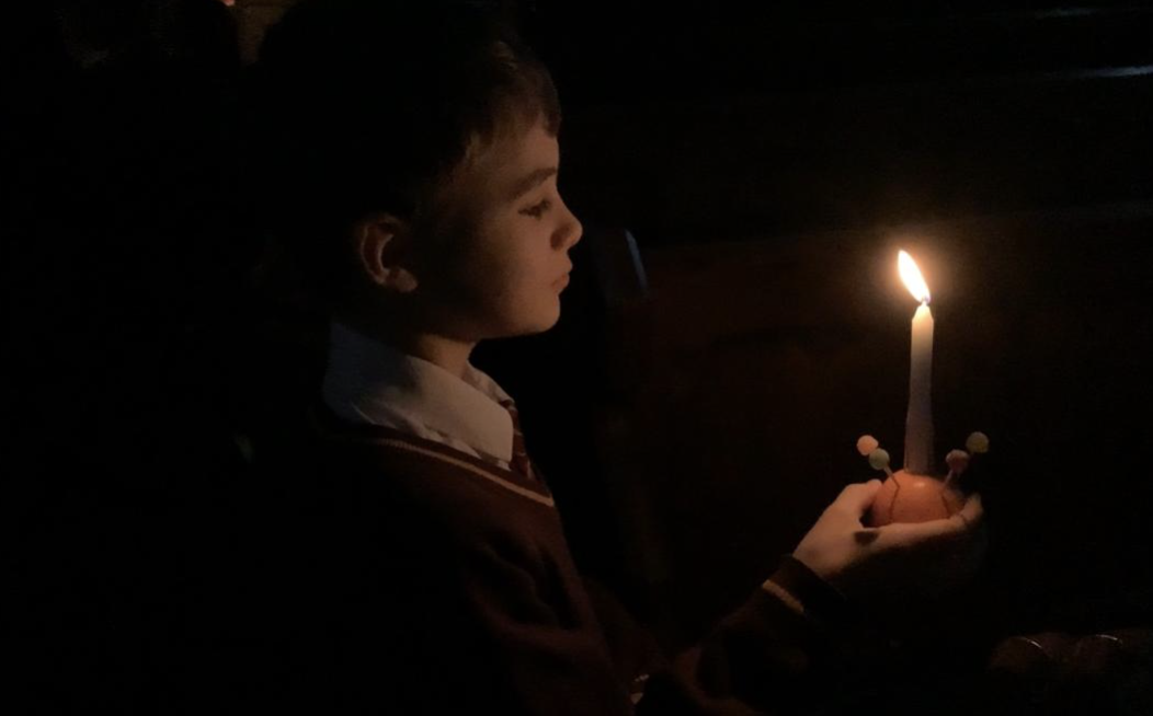 Pupil holding Christingle