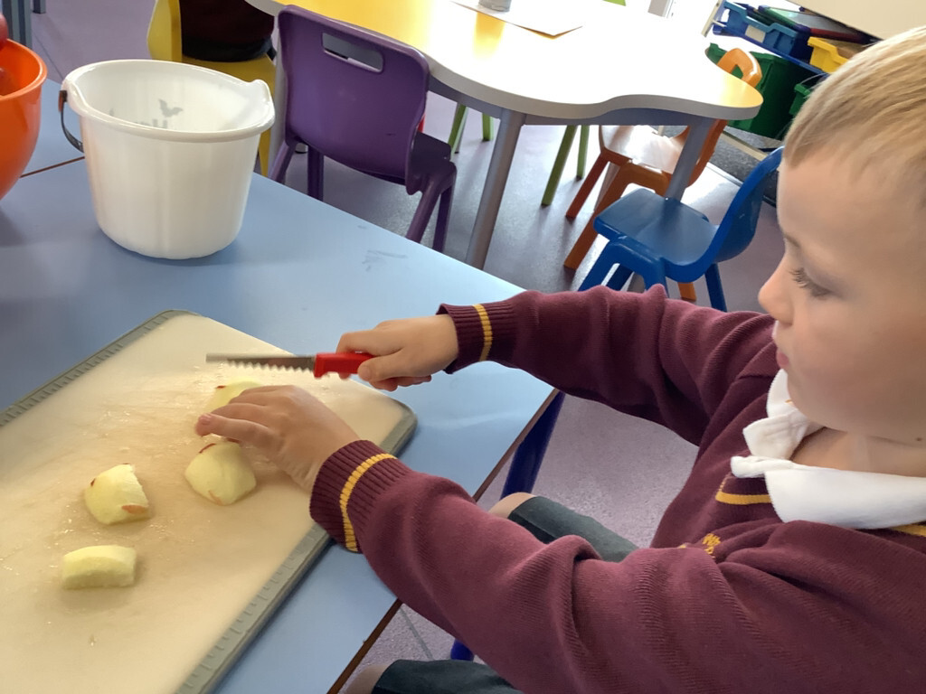 Making apple crumble