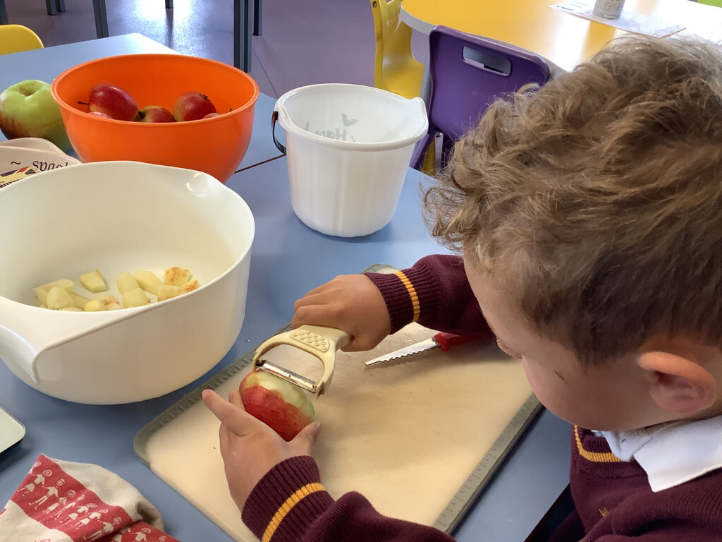 Making apple crumble