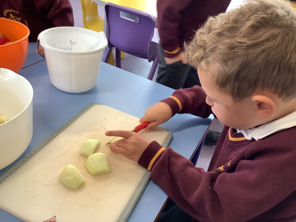 Making apple crumble