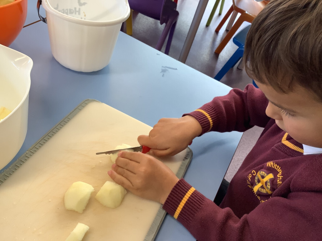 Making apple crumble