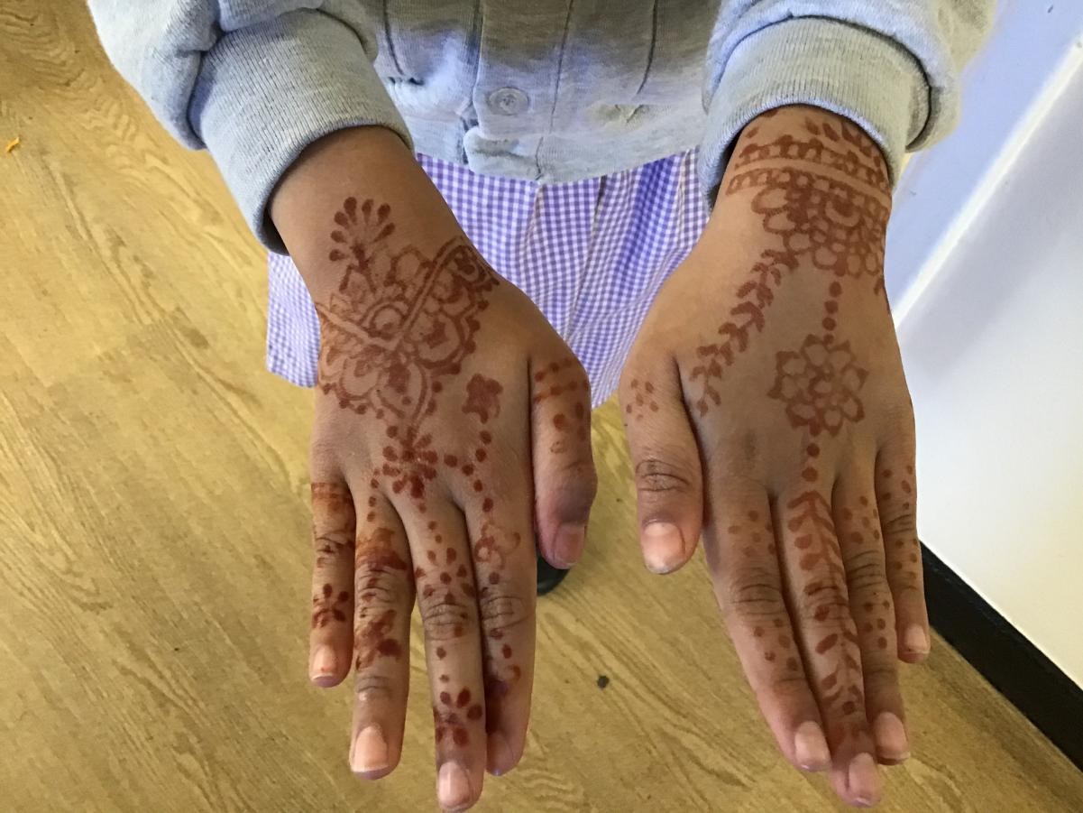 To celebrate Eid one of our pupils decorated her hands with Mendhi patterns. 