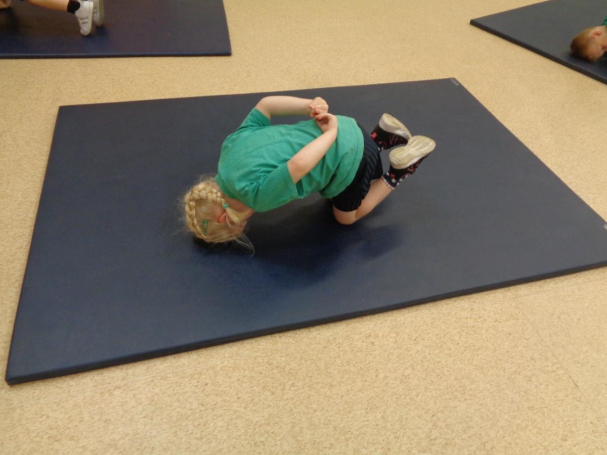 Yana also used three points to balance.