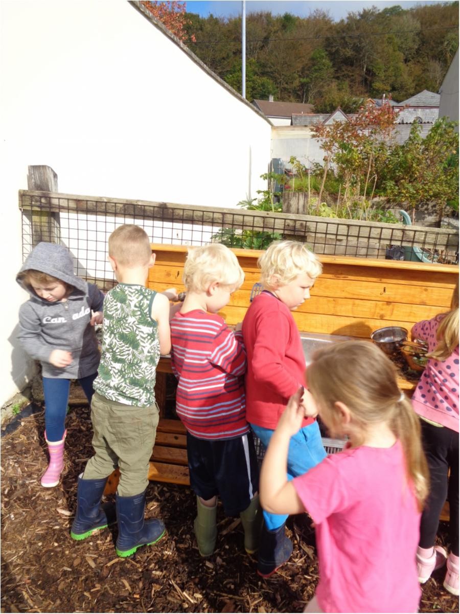 Dewey Class are enjoying using the mud kitchen.