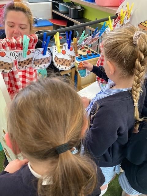 Enhancing dialogue and Maths skills with teen numbers