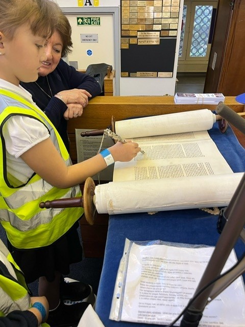 Reading the Torah with a yad and in Hebrew