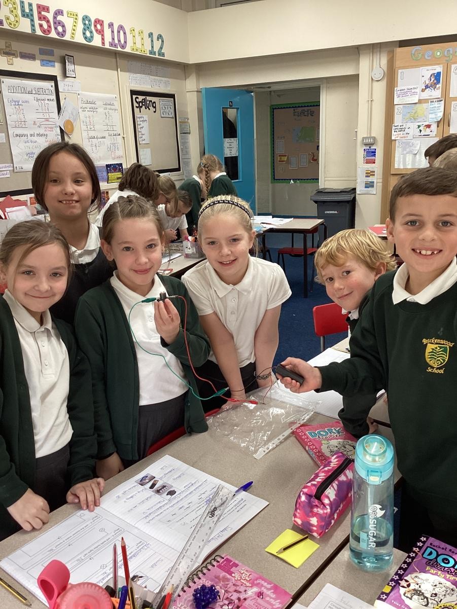 Year 4 Science electricity lesson building circuits 