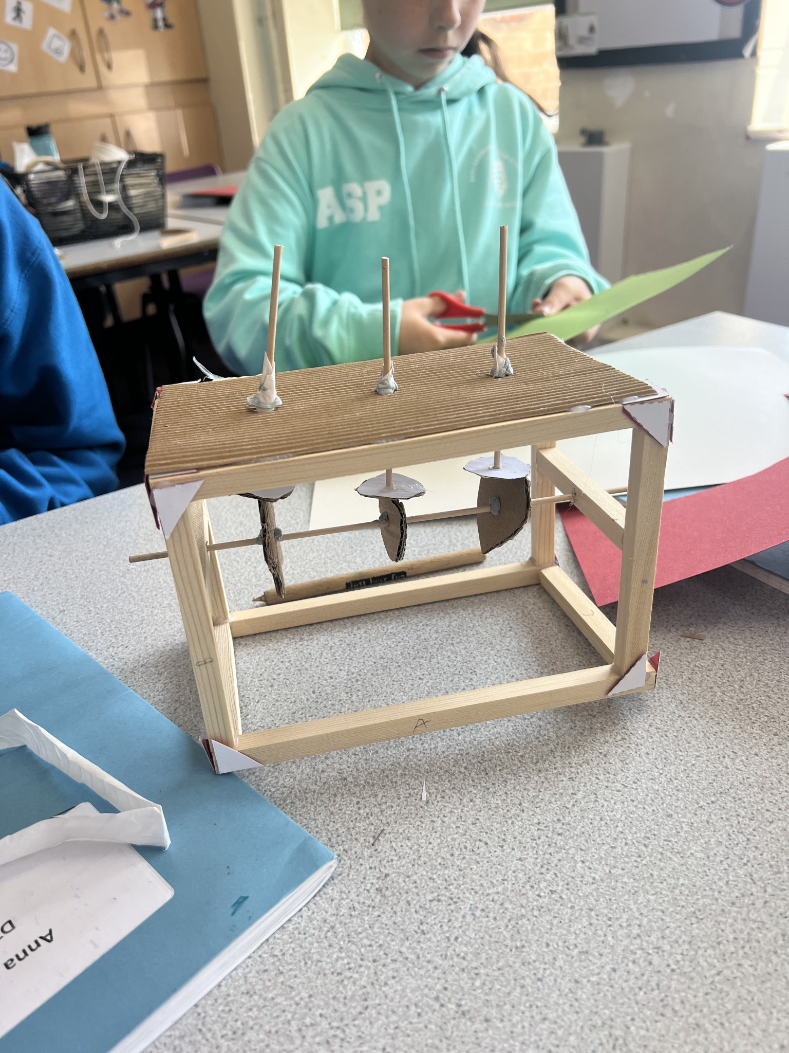 Frame with cams 