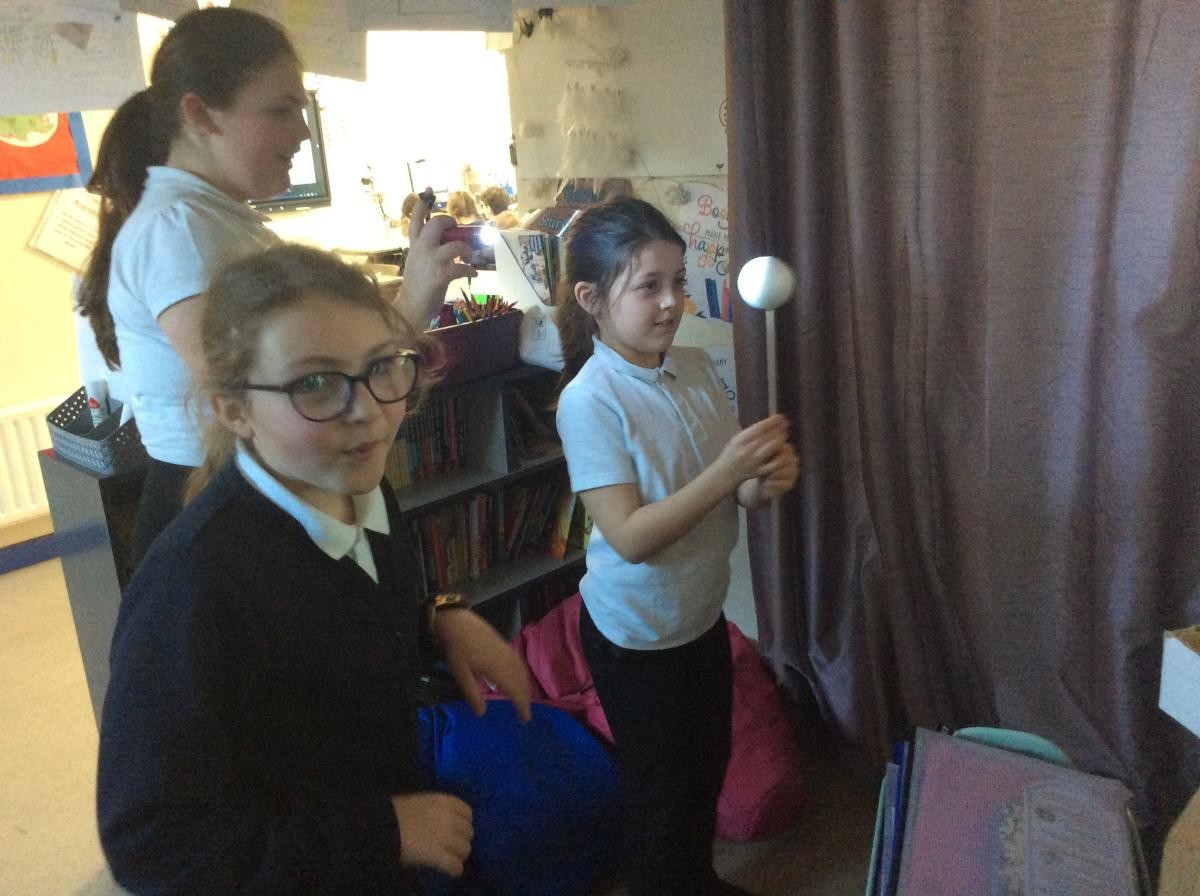 Oaks students created models of the moon using torches and polystyrene balls. This helped them to recognize the eight phases of the moon. 